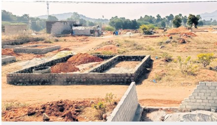 వెలుగులోకి అక్రమ నిర్మాణాలు