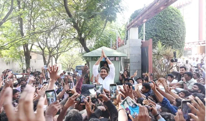 హైదరాబాద్‌లో విచారణకు హాజరైన జగన్… వైసీపీ కార్యకర్తల హల్‌చల్, ‘2029’ నినాదాలతో హాట్‌టాపిక్